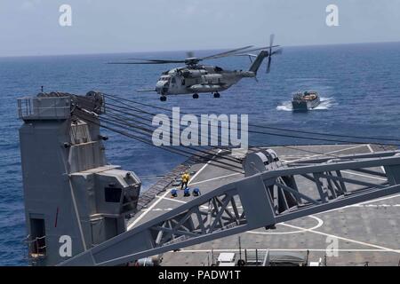 180720-N-GX781-0392 mer des Caraïbes (20 juillet 2018) Un CH-53E Super Stallion attaché à but spécial Sol Marine-Air Task Force - Le Sud de l'unité de combat de l'Air commande contenant des visiteurs de marque fait l'appel sur le poste de pilotage de l'Island-Class Whidbey Landing Ship Dock USS Gunston Hall (LSD 44) à la suite d'une visite du navire. L'Gunston Hall est en déploiement des Mers du Sud, qui est un déploiement de collaboration annuel dans le U.S. Southern Command zone de responsabilité où un groupe se déployer pour effectuer une variété d'exercices et d'améliorer les échanges multinationaux interop Banque D'Images