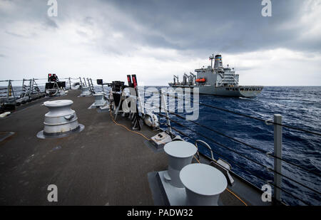 180720-N-LI768-1027 de l'OCÉAN PACIFIQUE (Juillet 20, 2018) - lance-missiles le destroyer USS Dewey (DDG 105) s'approche de la reconstitution de la flotte oiler USNS Henry J. Kaiser (T-AO 187) pour un connecté reconstitution. Dewey est en cours aux États-Unis de la flotte de 3ème zone d'opérations. (U.S. Photo par marine Spécialiste de la communication de masse 2e classe Devin M. Langer/libérés) Banque D'Images