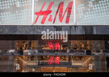 BELGRADE, SERBIE - Juillet 9, 2018 : Logo du H&M réfléchissant sur le plafond de leur magasin principal à Belgrade, au-dessus de l'entrée principale. H&M est l'un des bigg Banque D'Images