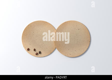 Deux sous-verres vintage ronde et les grains de café sur fond blanc. 3d illustration Banque D'Images