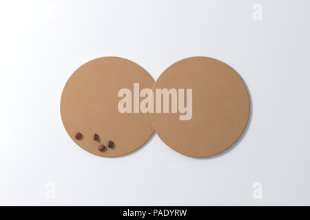 Deux tables rondes du papier craft coasters et les grains de café sur fond blanc. 3d illustration Banque D'Images