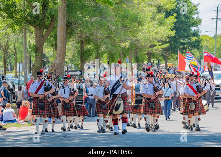 L'Uxbridge Légion royale canadienne Corps de cornemuses et tambours en mars la 41e défilé du festival écossais à Orillia (Ontario) Canada. Banque D'Images