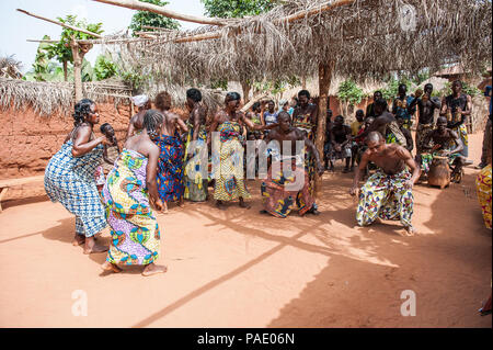 KARA, TOGO - MAR 11, 2012 : le peuple togolais non identifié la danse Danse vaudou religieux. Le Vaudou est la religion de l'Afrique de l'Ouest Banque D'Images