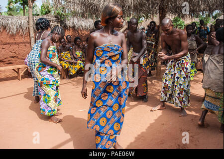 KARA, TOGO - MAR 11, 2012 : le peuple togolais non identifié la danse Danse vaudou religieux. Le Vaudou est la religion de l'Afrique de l'Ouest Banque D'Images