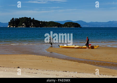 En kayak de mer, sur la plage, parc national Abel Tasman, Nouvelle-Zélande Banque D'Images