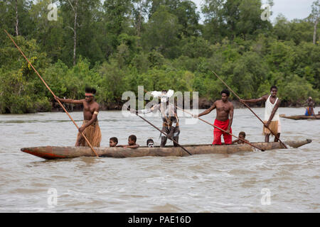 Les guerriers tribaux, Canoe, région, l'Ouest Asmat Nouvelle Guinée, Papouasie, Indonésie Banque D'Images