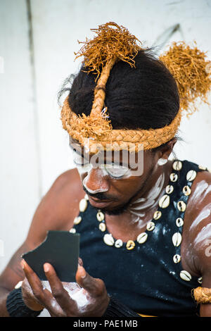 GABON - mars 6, 2013 : l'homme gabonais non identifiés se prépare à mettre la danse peinture blanche sur son visage au Gabon, 6 mars 2013. Peinture blanche symboliz Banque D'Images