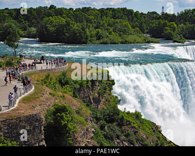 Niagara Falls, bord de l'American Falls Banque D'Images