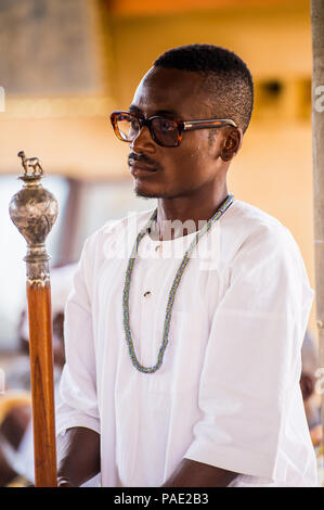 Lomé, Togo - Mar 9, 2013 : le Réseau non identifié l'homme portant des lunettes. Peuple Togolais souffrent de la pauvreté en raison de l'instabilité de la situation économique. Banque D'Images