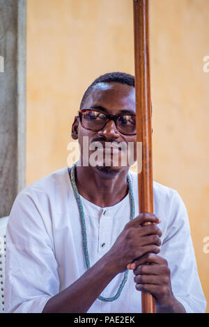 Lomé, Togo - Mar 9, 2013 : le Réseau non identifié l'homme portant des lunettes. Peuple Togolais souffrent de la pauvreté en raison de l'instabilité de la situation économique. Banque D'Images