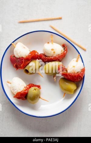 Brochettes d'Antipasti. Mini brochettes de mozzarella, tomates séchées, olives vertes Banque D'Images