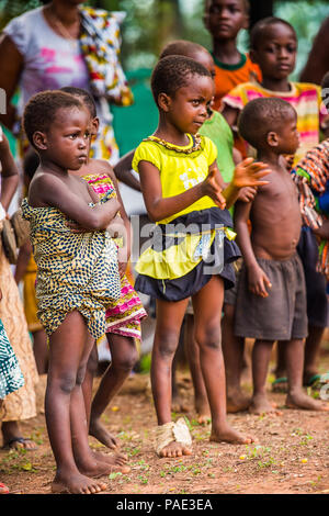 KARA, TOGO - Mar 9, 2013 : le Réseau non identifié dans une robe fille regarde le spectacle de musique locale. Les gens souffrent de la pauvreté au Togo en raison de l'instabilité de l'éco Banque D'Images