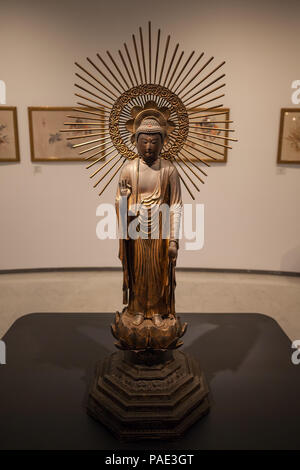 Bouddha Amida debout, Japon, 17ème siècle période Edo en sculpture Musée des Arts Asiatiques - Musée des Arts Asiatiques l'intérieur Banque D'Images