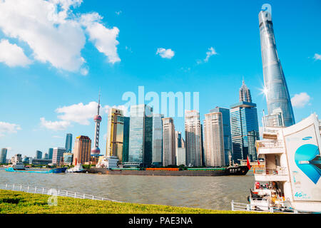 Shanghai, Chine - le 7 août 2016 : avec vue sur la ville de Shanghai Oriental Pearl tower et la rivière Huangpu Banque D'Images