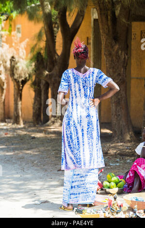 LOUGA, Sénégal - Mars 15, 2013 : femme sénégalaise non identifié à partir de son dos. Les gens souffrent de la pauvreté au Sénégal en raison de l'instabilité de la situation économique Banque D'Images