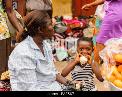 ACCRA, GHANA - mars 4, 2012 : les personnes non identifiées sur le marché ghanéen au Ghana. Les gens souffrent de la pauvreté du Ghana en raison de l'instabilité de la place économique Banque D'Images