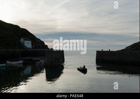 Porthgain harbour sur une calme soirée d'été Banque D'Images