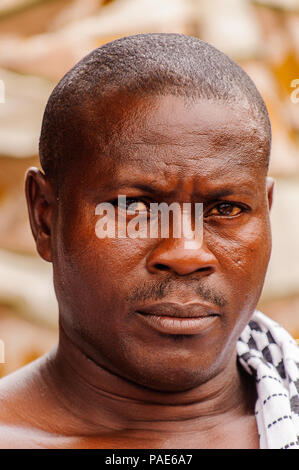ACCRA, GHANA - mars 4, 2012 : Unidentified man portrait ghanéen au Ghana. Les gens souffrent de la pauvreté du Ghana en raison de l'instabilité de la situation économique Banque D'Images
