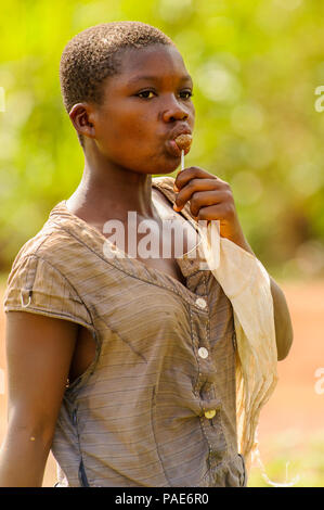 ACCRA, GHANA - mars 5, 2012 : femme ghanéenne non identifiés avec lollypop portrait dans la rue au Ghana. Les gens souffrent de la pauvreté du Ghana en raison de la Banque D'Images