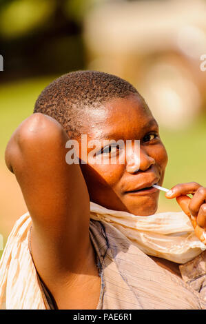 ACCRA, GHANA - mars 5, 2012 : femme ghanéenne non identifiés avec lollypop portrait dans la rue au Ghana. Les gens souffrent de la pauvreté du Ghana en raison de la Banque D'Images