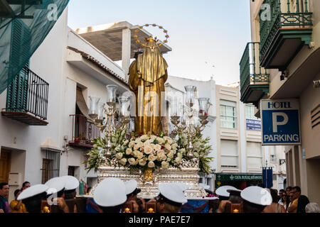 NERJA, ESPAGNE - 16 juillet 2018 participants à la célébration de la cérémonie catholique de transférer la sainte figure en Espagne. La "Virgen de Banque D'Images