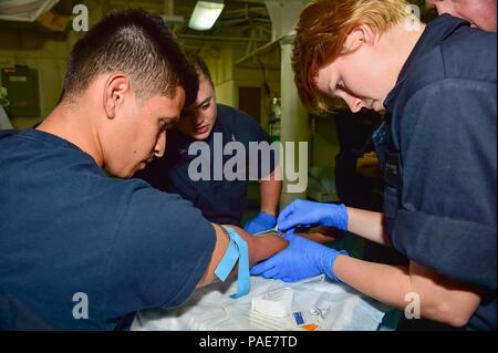 Océan Atlantique (septembre 1994). 11, 2017) Hospitalman Marissa Gibson, de Chattanooga, Tennessee, pratiques bon IV placement sur Hospital Corpsman 1re classe S. Juan Osorio, de Colombie-Britannique, au cours de la formation dans le service de médecine de l'assaut amphibie USS Iwo Jima (DG 7) dans le cadre des préparatifs pour les efforts de secours humanitaire. Les préparatifs s'assurer Iwo Jima est prêt à répondre à toute demande d'information pour renforcer le soutien du Commandement du Nord de l'Agence fédérale de gestion des urgences à l'aide du gouvernement fédéral, de l'état et les autorités locales, les efforts de secours à la suite du cyclone Irma. Banque D'Images