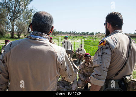 Soldats espagnols affectés à un groupe de tâches 431, Opérations spéciales Command-Iraq, demandez à la formation des soldats irakiens inscrits à l'école de sniper iraquien sur les techniques de camouflage au Camp Taji, l'Iraq, le 6 mars 2016. Les soldats ont pris part à la formation de camouflage sniper pour améliorer leurs compétences d'infanterie. Cette formation fait partie de la Force opérationnelle interarmées combinée globale - Fonctionnement résoudre inhérent à la mission de renforcer les capacités des partenaires pour accroître la capacité militaire des Forces de sécurité iraquiennes la lutte contre l'Etat islamique d'Irak et du Levant. (U.S. Photo de l'armée par la CPS. William Lockwood/libérés) Banque D'Images