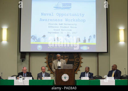 TALLAHASSEE, Floride (sept. 21, 2017) Anthony C. Smith, directeur de programme, ministère de la Marine (DON) les collèges et universités traditionnellement noires/Institutions minoritaires (HBCU/MI), fournit des observations préliminaires au cours de la DoN HBCU/MI Atelier de sensibilisation à l'occasion de la Marine Florida A&M University. La Marine a HBCU/MI programme est conçu pour accroître la participation des HBCU/mis à la recherche de la Marine, de développement, de test et d'évaluation (RDT&E) programmes et activités. Banque D'Images