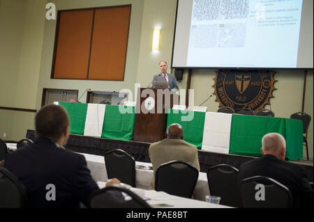 TALLAHASSEE, Floride (sept. 21, 2017) Le Dr Brian Bennett, agent de programme, Bureau de la recherche navale (ONR), donne des exemples de l'histoire actuelle des Collèges et Universités/institutions minoritaires (HBCU/MI) au cours de la recherche le ministère de la Marine (DON) HBCU/MI Atelier de sensibilisation à l'occasion de la Marine Florida A&M University. Le DoN HBCU/MI programme est conçu pour accroître la participation des HBCU/mis à la recherche de la Marine, de développement, de test et d'évaluation (RDT&E) programmes et activités. Banque D'Images