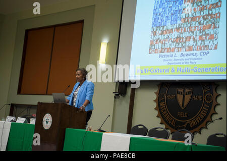TALLAHASSEE, Floride (sept. 21, 2017) Victoria Bowens, directeur de la gestion de la diversité et l'inclusion pour le ministère de la Marine (DON), l'adresse de participants pendant le DoN des collèges et universités traditionnellement noires/Institutions minoritaires (HBCU/MI) Atelier de sensibilisation à l'occasion de la Marine à la Florida A&M University. Le DoN HBCU/MI programme est conçu pour accroître la participation des HBCU/mis à la recherche de la Marine, de développement, de test et d'évaluation (RDT&E) programmes et activités. Banque D'Images