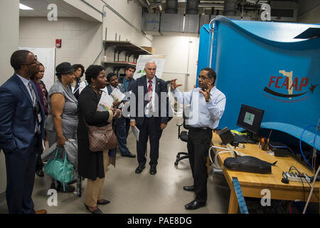 TALLAHASSEE, Floride (sept. 21, 2017) Le Dr Rajan Kumar, professeur associé, Florida A&M University - Florida State University College of Engineering, donne un tour de la Florida Center for Advanced Aero-Propulsion aux participants du Ministère de la Marine (DON) les collèges et universités traditionnellement noires/Institutions minoritaires (HBCU/MI) Atelier de sensibilisation à l'occasion de la Marine. Le DoN HBCU/MI programme est conçu pour accroître la participation des HBCU/mis à la recherche de la Marine, de développement, de test et d'évaluation (RDT&E) programmes et activités. Banque D'Images