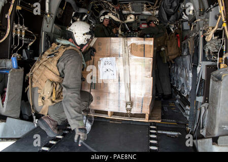 SAN JUAN, Puerto Rico (sept. 25, 2017) de Marine attaché à la 26e Marine Expeditionary Unit (26e MEU), embarquée à bord du navire d'assaut amphibie USS Kearsarge (DG 3), charger les rations militaires, connu sous le nom de MRE ou repas, prêt à manger, sur une MV-22 Osprey à l'aéroport international Luis Munoz Marin à San Juan, Porto Rico. Le Kearsarge et 26e MEU aident aux secours après le passage de l'Ouragan Maria. Le ministère de la Défense soutient l'Agence fédérale de gestion des urgences, le principal organisme fédéral, en aidant les personnes touchées par l'Ouragan Maria afin de minimiser la souffrance d'un Banque D'Images