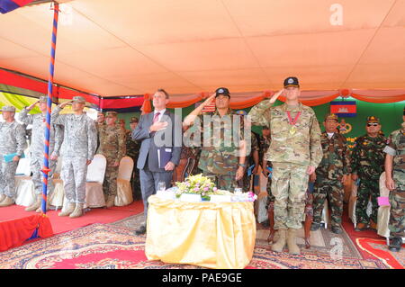 (De gauche à droite)l'Ambassadeur William Headt, l'Ambassadeur des États-Unis au Royaume du Cambodge ; Royal de l'armée cambodgienne Sophea ; le général Ame et le général Todd McCaffrey, U.S. Army Pacific, est commandant adjoint rendre hommage à leurs hymnes nationaux des pays au cours de l'Angkor Sentinel 2016 Cérémonie de clôture le 25 mars 2016, à l'École de formation pour les forces multinationales de maintien de la paix dans la province de Kampong Speu, Cambodge. Cette année a marqué la septième itération de l'exercice militaire bilatéral annuel organisé par les Forces armées royales cambodgiennes et parrainé par l'armée américaine Pacific qui est conçue pour le col Banque D'Images