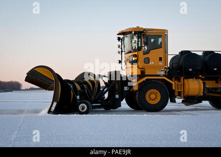 Un employé civil avec le 128e Escadron de génie civil, Wisconsin Air National Guard, déblayer la neige commence à partir de la ligne de vol avec un chasse-neige Oshkosh 25 mars 2016 lors de la 128e Escadre de ravitaillement en vol, de Milwaukee. (U.S. Air National Guard photo de Tech. Le Sgt. Jenna C. Lenski/libérés) Banque D'Images