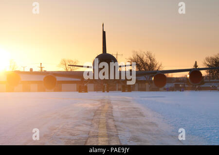 Un KC-135R Stratotanker affecté à la Garde nationale d'Air Wisconsin baigne dans la lumière du soleil au cours d'un harfang, matin de printemps lors de la 128e Escadre de ravitaillement en vol, Milwaukee, 25 mars 2016. (U.S. Air National Guard photo de Tech. Le Sgt. Jenna C. Lenski/libérés) Banque D'Images