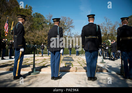 Général commandant de 1st Special Forces Command (Airborne)(provisoire) Le major-général James E. Kraft Jr., le président John F. Kennedy, neveu du Dr William Kennedy Smith et 1st Special Forces Command (Airborne)(provisoire) Command Sgt. Le Major Brian C. Rarey une gerbe sur la tombe du Président John F. Kennedy au Arlington National Cemetery, 20 octobre 2015 à Arlington, Va., Kennedy a contribué grandement à la Forces spéciales, y compris l'autorisation de la "Green Beret" comme le couvre-chef officiel de l'armée américaine pour l'ensemble des forces spéciales. Banque D'Images