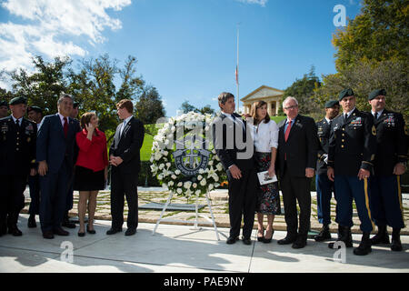 Le membre du Congrès Joe Kennedy III (centre gauche) et le Dr William Kennedy Smith (centre droit) se réunissent avec les membres du service et les participants devant le président John F. Kennedy tombe juste après le 1st Special Forces Command (Airborne) Wreath-Laying Cérémonie pour commémorer les contributions du Président Kennedy à l'US Army Special Forces au cimetière national d'Arlington, Arlington, Virginie, le 25 octobre 2017. Kennedy a contribué grandement à la Forces spéciales, y compris l'autorisation de la "Green Beret" comme le couvre-chef officiel de l'armée américaine pour l'ensemble des forces spéciales. Banque D'Images