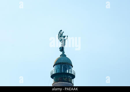 Trieste, Italie, 21 juillet 2018. Le Vittoria leuchtturm à Trieste (Italie). La Victoire de Samothrace (Vittoria alata) statue de bronze sur le dessus est une illustration de la loc Banque D'Images