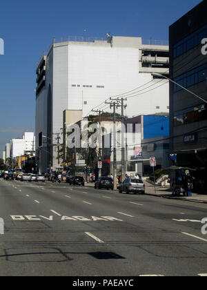 Trafic, Domingos de Moraes Avenue, Vila Mariana, São Paulo, Brésil Banque D'Images