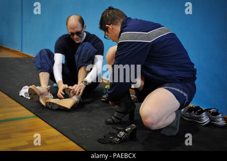 Le capitaine Amos Gregory (gauche), 86e Escadre de transport aérien Juge-avocat chef d'assistance juridique et de droit préventif, et le Capitaine Justin Haselden, AW 86e Juge-avocat général en charge de la loi générale, mis sur de hauts talons avant le premier kilomètre à pied dans ses talons et 5K 25 mars 2016, à la base aérienne de Ramstein, en Allemagne. Hommes et femmes ont participé à l'événement, qui symbolisait les femmes font face à des difficultés en particulier dans une société dominée par les hommes. (U.S. Air Force photo/Navigant de première classe Larissa Greatwood) Banque D'Images