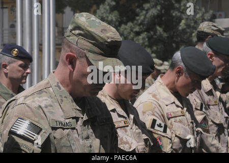 Kaboul, Afghanistan - (14 juin 2012) et de la coalition membres affectés à la formation de l'OTAN Mission-Afghanistan (NTM-A) participer à l'invocation à la 237e anniversaire de l'armée des États-Unis à bord de l'Afghanistan, Kaboul Camp Eggers, 14 juin. La NTM-A est une coalition de 38 pays qui fournissent des contingents chargés d'aider le Gouvernement de la République islamique d'Afghanistan dans la génération d'un capable et durable des forces de sécurité nationales afghanes prêt à prendre exemple de leur sécurité en 2014. Pour plus d'informations sur la NTM-A, visitez Banque D'Images