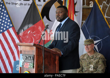 Kaboul, Afghanistan - (14 juin 2012) U.S. Army Command Sgt. Le major Russel McCray (retraité) donne la parole durant la formation de l'OTAN Mission-Afghanistan (NTM-A) 237e anniversaire de l'armée des États-Unis à bord de l'Afghanistan, Kaboul Camp Eggers, 14 juin. La NTM-A est une coalition de 38 pays qui fournissent des contingents chargés d'aider le Gouvernement de la République islamique d'Afghanistan dans la génération d'un capable et durable des forces de sécurité nationales afghanes prêt à prendre exemple de leur sécurité en 2014. Pour plus d'informations sur la NTM-A, visitez Banque D'Images