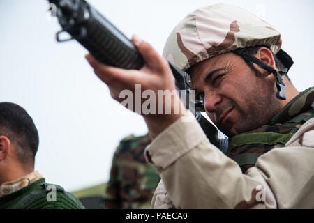 Un soldat peshmergas pratique son position debout avant un exercice de tir réel sous la supervision et la formation de soldats britanniques près de Baghdad, Iraq, 16 mars 2016. Soldats peshmergas assister à la 10 semaines de cours, que la brigade moderne qui commence avec trois semaines d'infanterie de base compétences destinées à améliorer leur connaissance tactique pour aider à la lutte contre l'Etat islamique d'Irak et du Levant. La mission de renforcer les capacités des partenaires vise à accroître la capacité militaire des forces locales la lutte contre l'Etat islamique d'Irak et du Levant. (U.S. Photo de l'armée par la CPS. Jessica Hurst/ publié Banque D'Images