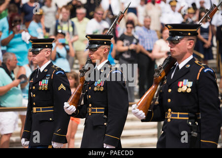 Tombeau des sentinelles, HHC, 4e Bataillon du Régiment d'infanterie américain 3d (la vieille garde), effectuer un changement de garde rituel à la Tombe du Soldat inconnu au cimetière national d'Arlington, le 29 juillet 2015. Le changement de garde est passé rituel juste avant une cérémonie de dépôt pour commémorer le 240e anniversaire de la U.S. Army Chaplains Corps. Banque D'Images