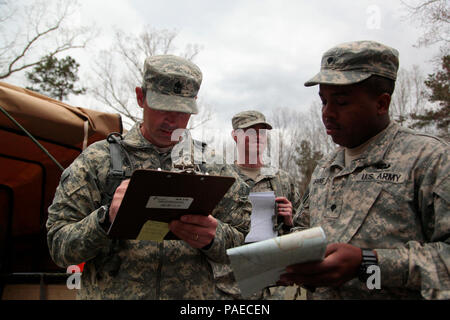 Les soldats de l'Armée US à partir de la Compagnie Alpha, 3e Bataillon de soutien de l'information militaire (Airborne) (MISB(A)) participer au scénario d'intervention en cas de catastrophes naturelles au cours d'un exercice de formation sur le terrain (FTX), Camp Butner NC, le 20 mars 2016. La formation conjointe a permis aux soldats de la 3ème FTX MISB(A) et 9e MISB(A), ainsi que des Marines de Quantico, d'apprendre ensemble à aider à diffuser de l'information sauver la vie lors d'un scénario catastrophe naturelle. (Photo par le CPL. Kevin Sterling Payne/ libéré) Banque D'Images