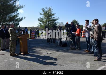 Le brig. Le général Richard G. Kaiser, U.S. Army Corps of Engineers, Great Lakes and Ohio River Division commandant général à Cincinnati, fait une déclaration au cours d'un point de presse à Old Hickory Barrage dans Old Hickory, au Tennessee, le 29 mars 2016. Il a souligné que la sécurité du barrage est le corps, et priorité à Old Hickory barrage qui n'est entretenu et exploité par le District de Nashville. (Photo par USACE Leon Roberts) Banque D'Images