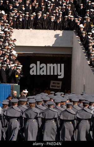 Pa. (déc. 3, 2005) - L'Armée de l'ouest du pont Cadets mars hors du terrain au cours de cérémonies d'inauguration de la 106e à l'Armée de Marine vs match de football, qui a eu lieu pour la troisième année consécutive au Lincoln Financial Field. Les médiums ont remporté les trois dernières batailles Army-Navy à même la série de tous les temps à 49-49-7. La Marine a accepté une invitation à jouer dans le poinsettia Bowl de San Diego le 22 décembre. La Marine américaine Banque D'Images