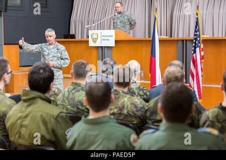 Le colonel Tod Fingal, les forces aériennes américaines en Europe et de l'air et la dissuasion stratégique Afrique Intégration nucléaire sous-directeur des opérations, s'adresse à des diplômés de l'Air Inter-européen de l'Académie internationale des Forces combinées et le sous-officier responsable de l'éducation militaire professionnelle mobile course à Brno, en République tchèque, le 4 mars 2016. Vingt et un étudiants de la République tchèque, la Hongrie, la Lituanie et la Roumanie ont participé au cours. C'était la deuxième du IEAFA cours de deux semaines. IEAFA's cinq premières semaines en résidence cours commence le 25 avril 2016 à Kapaun Station d'air, de l'Allemagne. (U.S. Air Force photo/Senio Banque D'Images