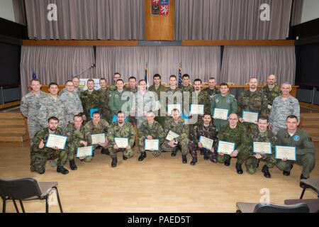 Les étudiants et le personnel de l'Académie des forces de l'Air Inter-européen posent pour une photo après l'obtention du diplôme au cours d'un agent international combiné mobile et le sous-officier l'éducation militaire professionnelle course à Brno, en République tchèque, le 4 mars 2016. Vingt et un étudiants de la République tchèque, la Hongrie, la Lituanie et la Roumanie ont participé au cours. C'était la deuxième du IEAFA cours de deux semaines. IEAFA's cinq premières semaines en résidence cours commence le 25 avril 2016 à Kapaun Station d'air, de l'Allemagne. (U.S. Air Force photo/capitaine principal Sgt. Travis Robbins) Banque D'Images