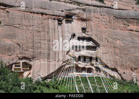 Mati Temple dans la province de Gansu en Chine et les drapeaux de prières sont suspendus dans l'avant-plan. Banque D'Images